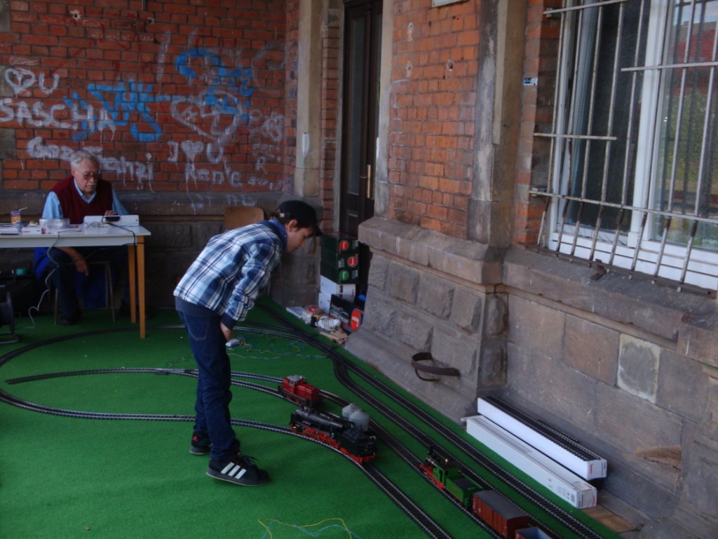 Den Kleinen gefiel die Modellbahnanlage der Spur 1 von G�nther nat�rlich ausgesprochen gut und sorgte immer wieder f�r Abwechslung bei unserem 6. Unstrutbahnfest in Ro�leben; 28.08.2011