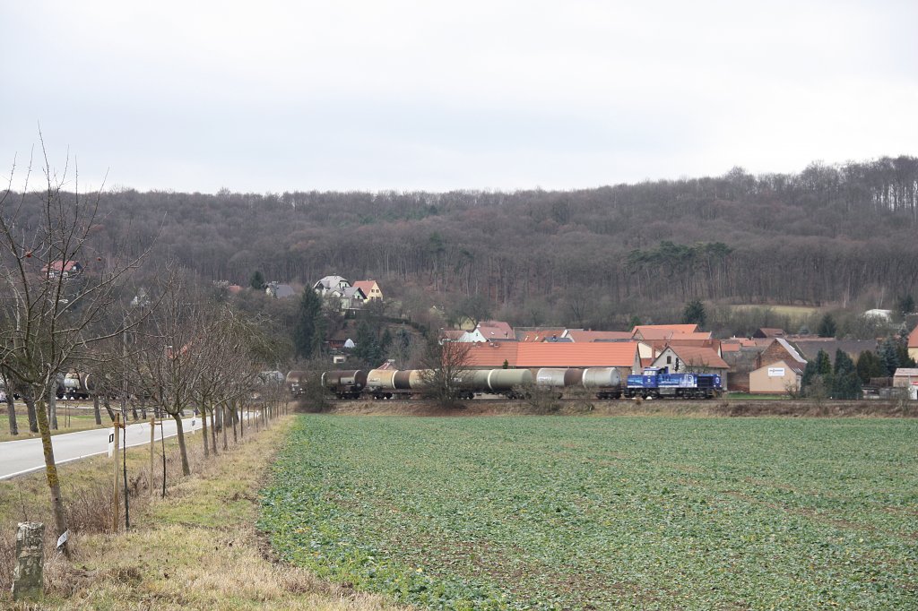 Den wahrscheinlich ersten G�terzug im Jahr 2013 auf der Unstrutbahn fotografierte am 03.01.2013 Jens-Peter Ruske bei Kleinjena. Eine G1206 von InfraLeuna brachte wieder leere Kesselwagen zur Abstellung nach Karsdorf.