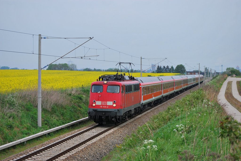 Den Zug voller neugieriger Kreuzfahrer hat die 115 509 am 18.05.2011 am Haken.Mit dem Ziel Berlin rauscht der Zug durch Gragetopshof am Fotografen vorbei. 