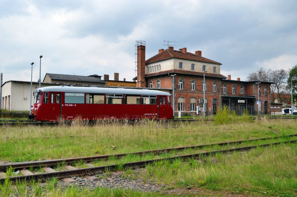 Der 1.  Unstrut-Schrecke-Express  im Jahr 2013 in Form vom EBS  Ferkeltaxi  LVT 772 345-5, am 01.05.2013 im Bf Ro�leben.