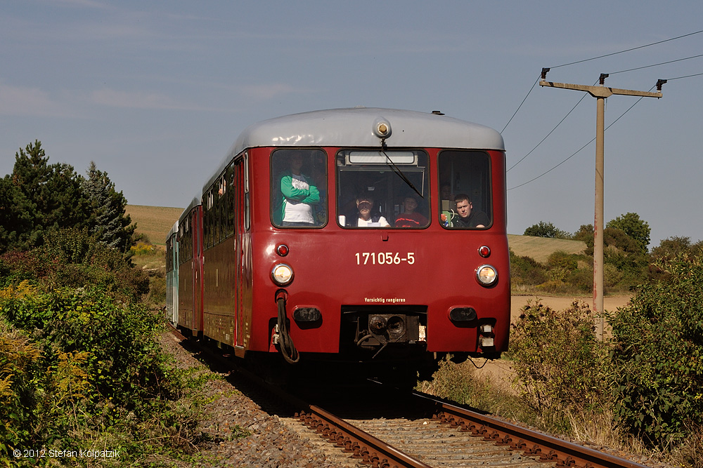 Der 171 056-5 w�hrend der Pendelfahrten zum Unstrutbahnfest in Naumburg Ost, als DPE 20318 (Teuchern - Naumburg Ost), am 16.09.2012 bei Mertendorf. (Foto: Stefan Kolpatzik)