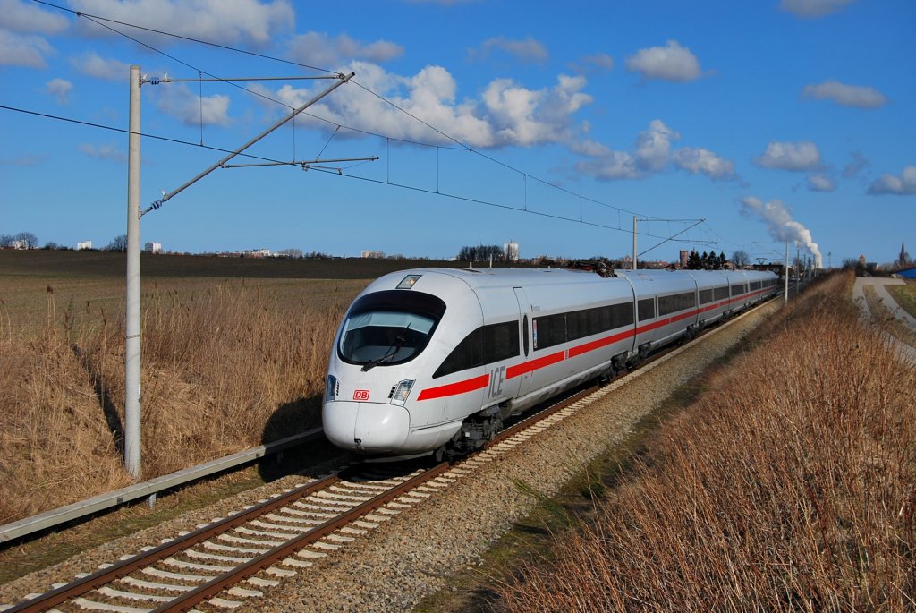 Der 411 025  Arnstadt  rauscht als ICE 1611 nach Mnchen am 26.03.2011 durch Gragetopshof in Richtung Sden.