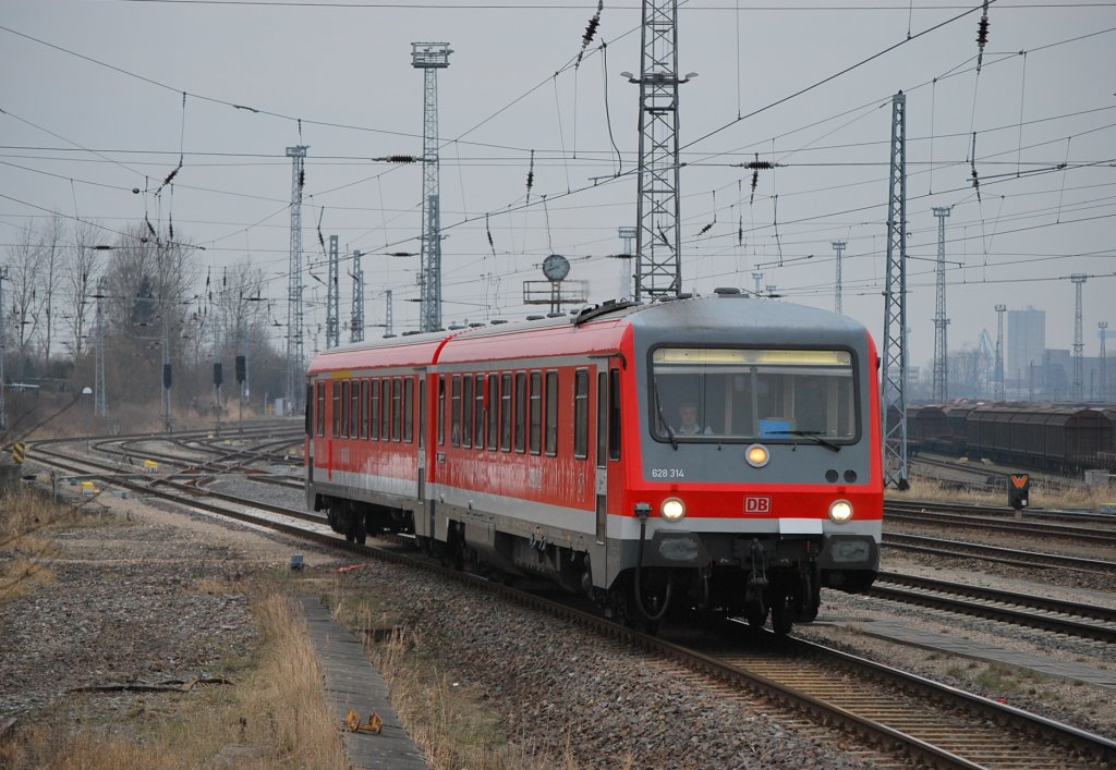 Der 628 314 ist am 16.02.2011 auf der Rostocker S3 unterwegs.Hier zwischen den Haltepunkten Toitenwinkel und Hinrichsdorfer Strae.