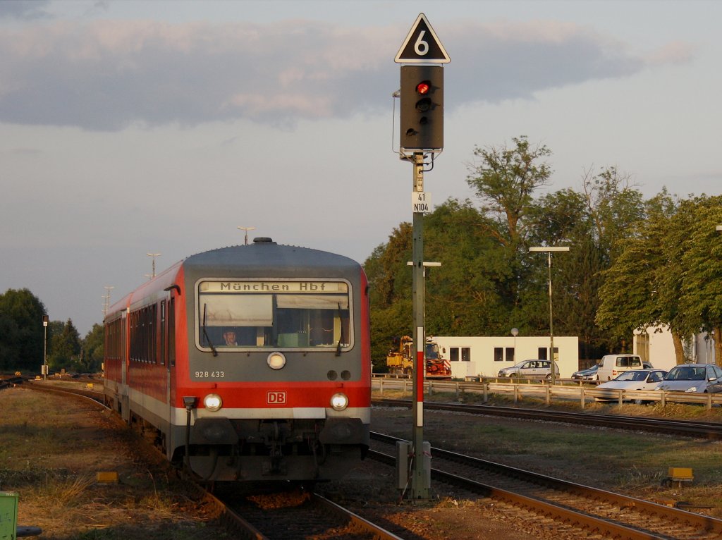 Der 628 433 nach Mnchen bei der Einfahrt am 11.07.2009 in Mhldorf. 
