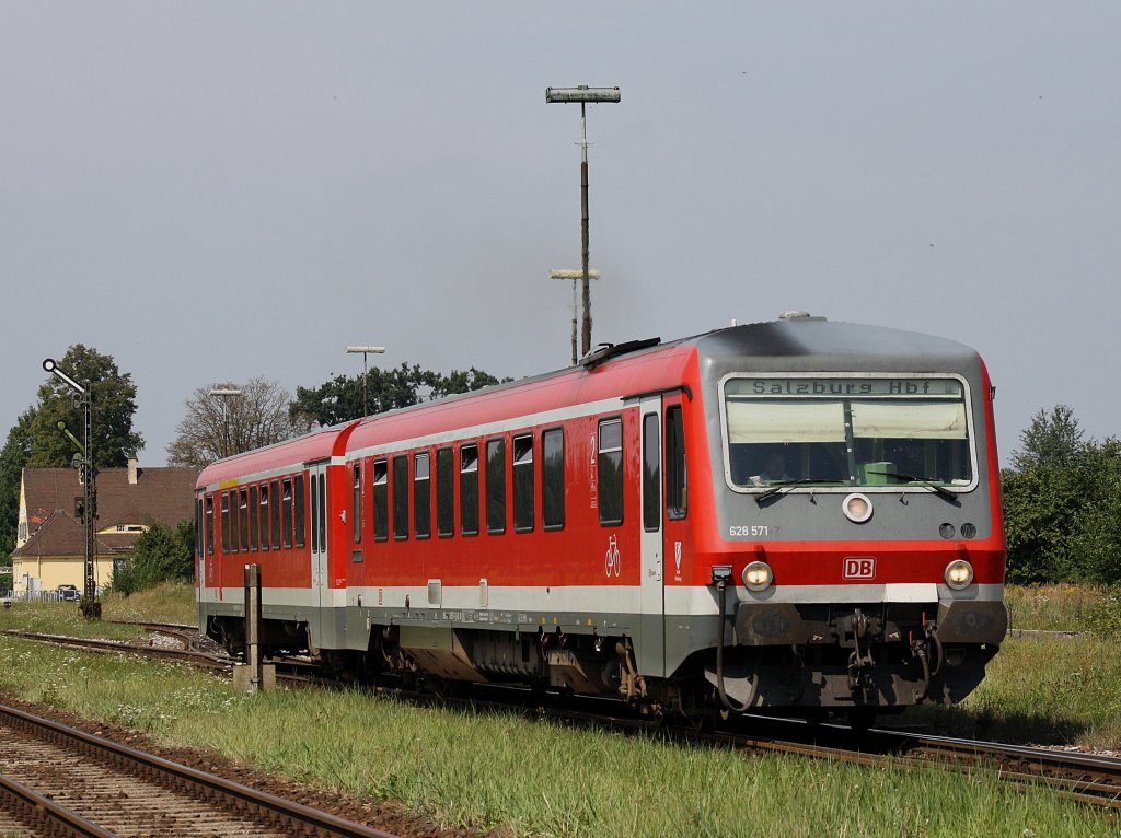 Der 628 571 am 25.08.2009 bei der Ausfahrt aus Tling.