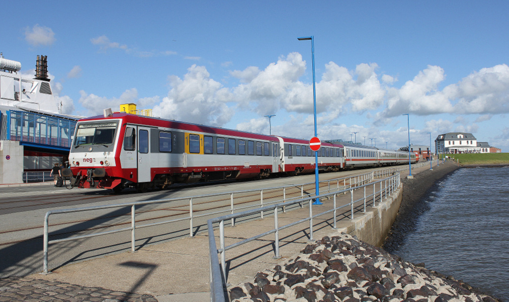 Der 628 der Neg samt Kurswagen in Dagebll auf der Mole am 21.07.2012. Ich hoffe das Bild ist so ok geworden. Ja ich weis es sind paar Masten im Bild... :D