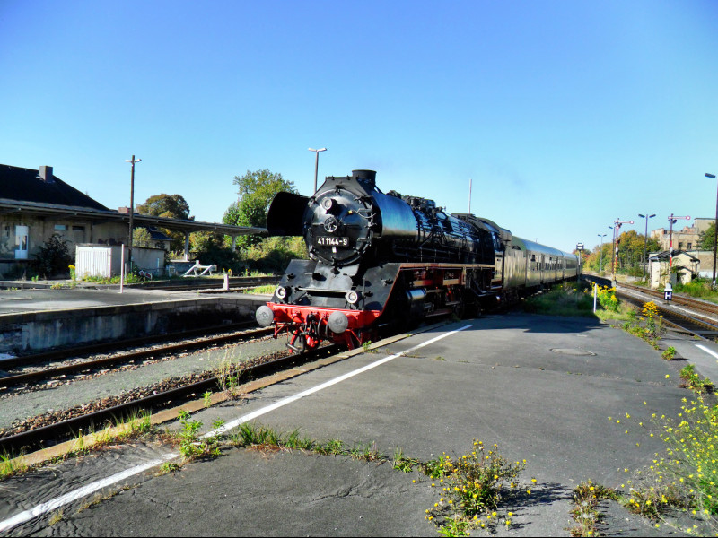 Der „Rotk�ppchen-Express I“ RE 16580 am 30.09.2012 in Zeitz. P�nktlich um 10:37 Uhr rollte 41 1144 mit dem Traditionszug der DB Regio AG am Haken in Zeitz auf Gleis 5 ein. Der  beliebte „Rotk�ppchen-Express“ kam von Altenburg und dampft weiter �ber die  Hochbahn  nach Freyburg.