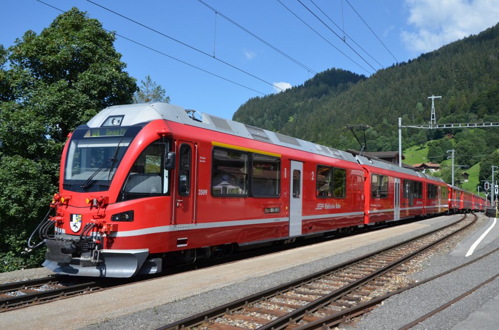 Der Allegratriebzug 3509 bei der Einfahrt in die Station Klosters-Dorf am 11.08.2012.