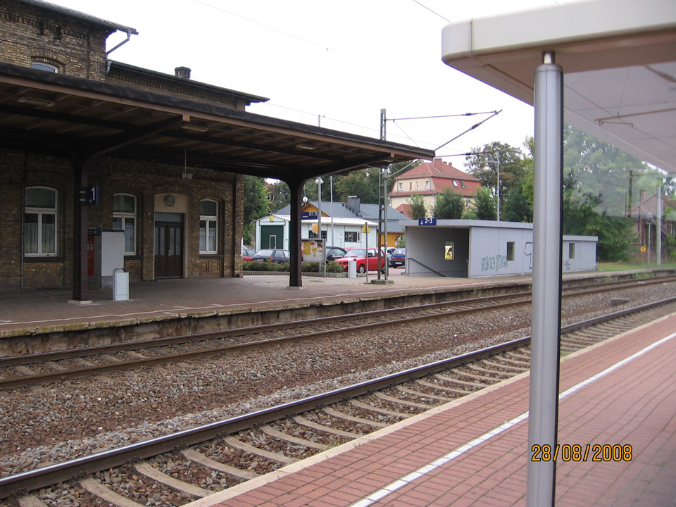Der alte Bahnsteig 1 und der modernisierte Bahnsteig 2 in Artern; 28.08.2008 (Foto: Hans Grau)
