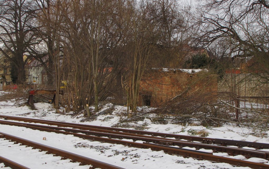 Der alte �lkeller und ein ehemaliges SKL Abstellgleis im Bf Laucha; 13.12.2010