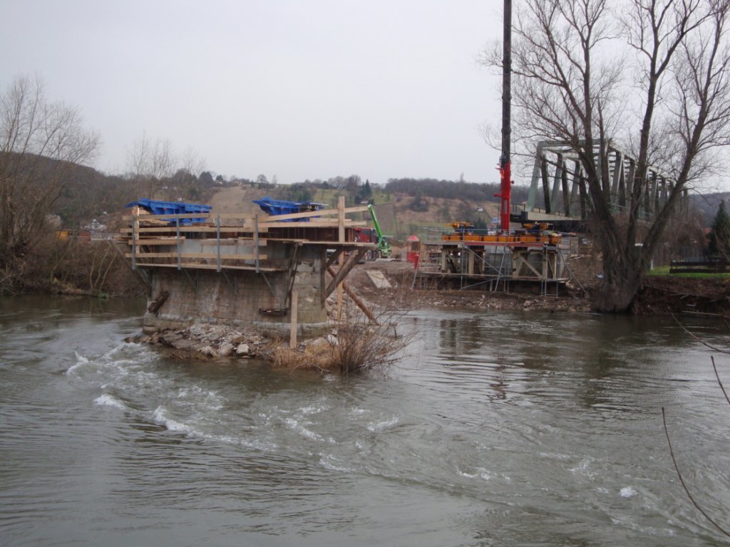Der alte Saalestrompfeiler wird nach dem Einschub der neuen Saalebr�cke in Ro�bach nicht mehr ben�tigt werden; 12.01.2012 (Foto: G�nther G�bel)