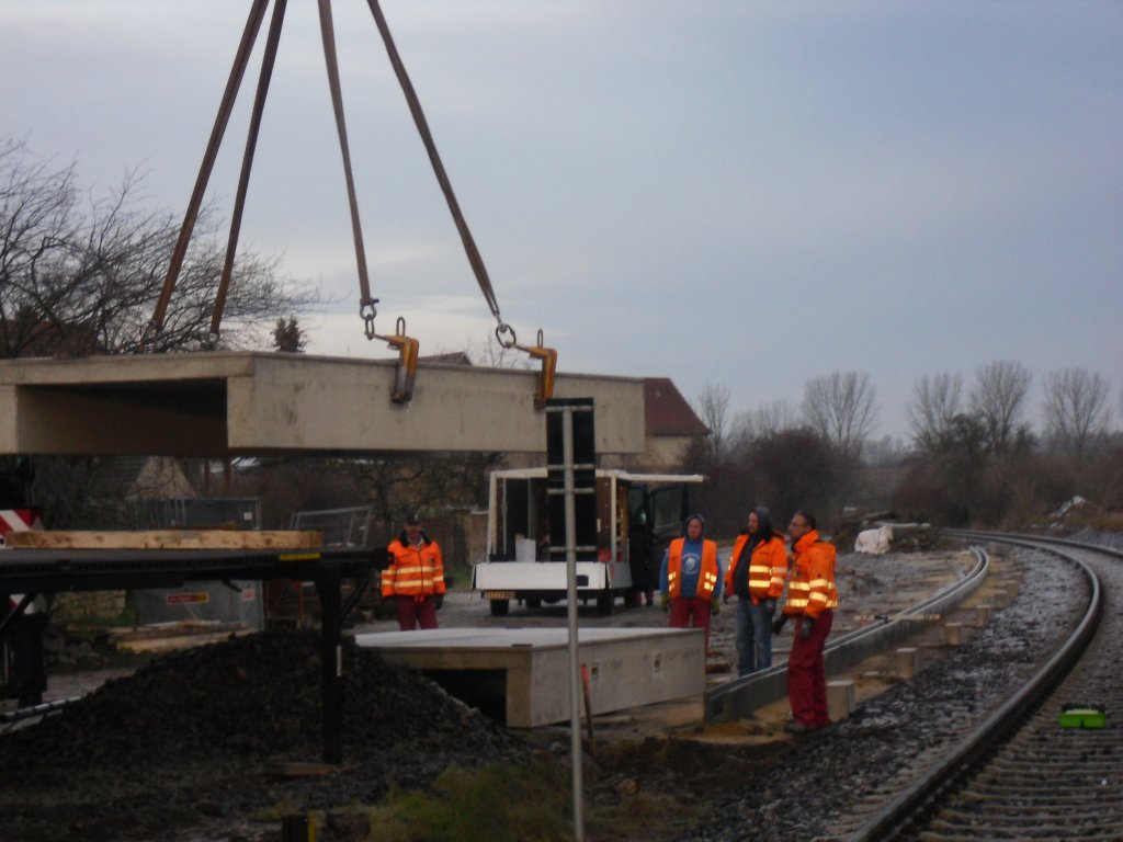 Der Anfang des neuen Bahnsteiges in Kichscheidungen.