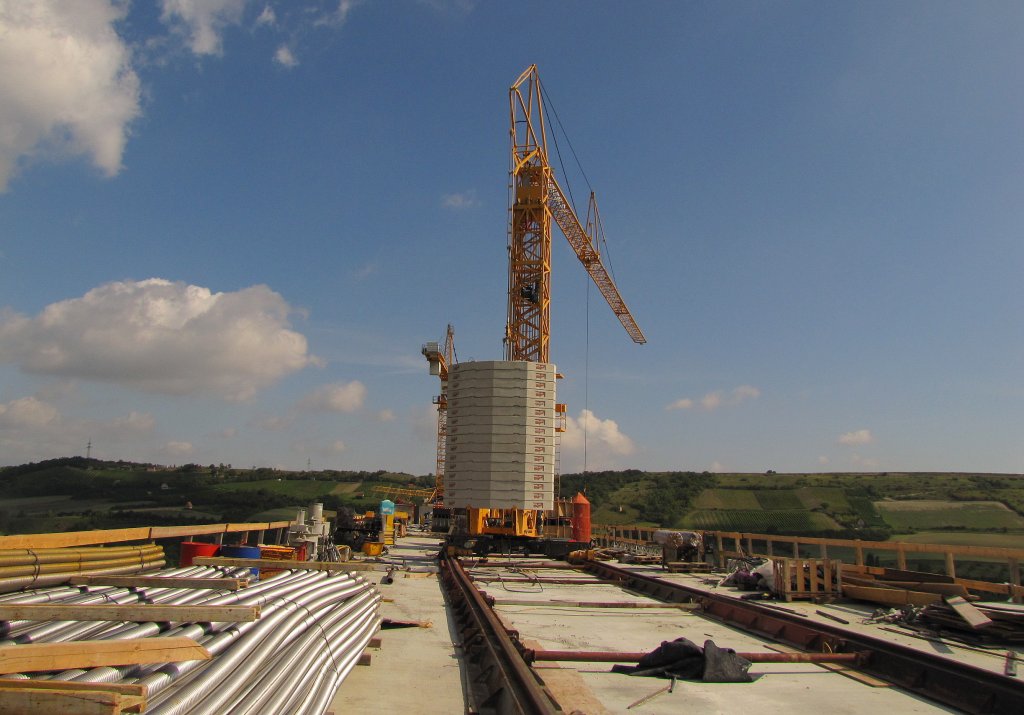 Der Arbeitskran am Br�ckenvortrieb auf der Unstruttalbr�cke bei Karsdorf; 15.09.2011