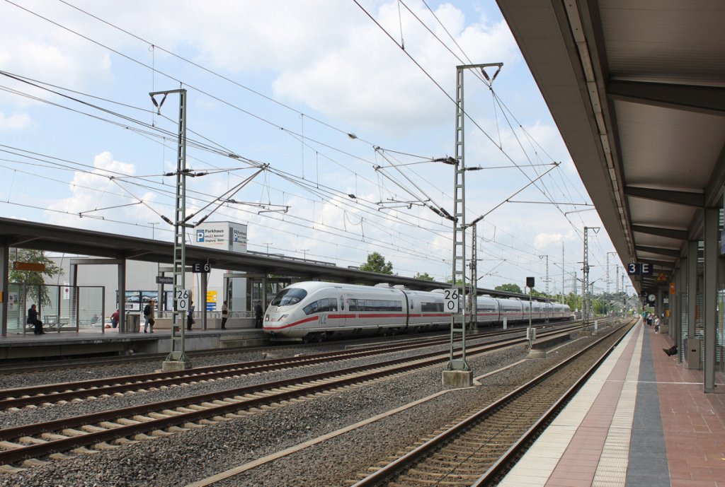 Der Bahnhof von Siegburg/Bonn (Der Teil an der NBS Kln - Frankfurt) mit einem Einfahrenden ICE nach Frankfurt ber Montabaur, Limburg Sd und Frankfurt Flughafen am 04.07.2013