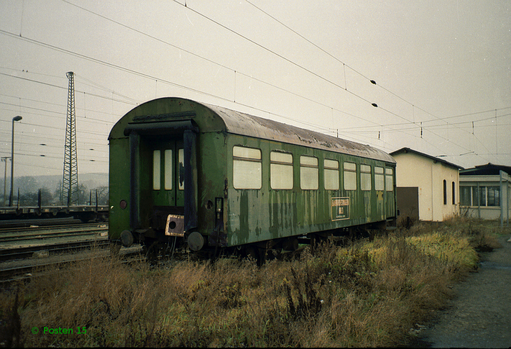 Der  Bahnhofswagen Nr. 1  am 10.12.1994 in Naumburg Hbf. Er war viele Jahre auf dem Stumpfgleis vor dem Bahnsteig 5 abgestellt. Der Wagen diente als Materialwagen f�r die Wagenmeister und Rangierer. Er wurde sp�ter in das ehemalige BHG-Gleis geschoben und vermutlich auch dort verschrottet. (Foto: J�rg Berthold)