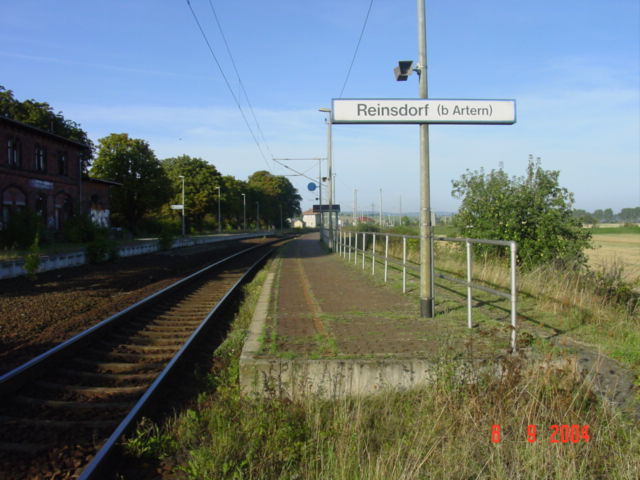 Der Bahnsteig 1 in Reinsdorf (b Artern) mit dem Gleis Richtung Erfurt; 08.09.2004 (Foto: Carsten Klinger)