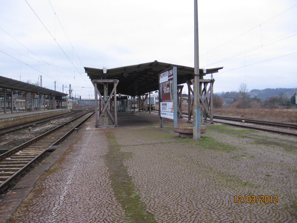 Der Bahnsteig 4 und 5 in Naumburg Hbf; 12.03.2012 (Foto: Hans Grau)