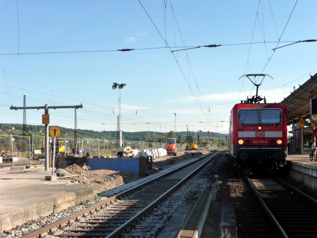 Der Bahnsteig 4 und 5 w�hrend dem Neubau, am 03.10.2012 in Naumburg Hbf. Der Zugang zum Gleis 5 erfolgt derzeit �ber den Bahnsteig 2, mit anschlie�ender �berquerung der Gleise 3 und 4. Gleis 4 hat keinen Zugang und ist durch einen Bauzaun abgesperrt. Ein Bahnsteigdach wird es nicht geben. Es wird lediglich die �berdachung des neuen Treppenaufganges ein St�ck in Richtung Bahnsteig verl�ngert. Dazu dient wohl die T-f�rmige St�tze. Die alte Treppe zur Unterf�hrung ist bereits abgebrochen worden. (Foto: Klaus Pollm�cher)
