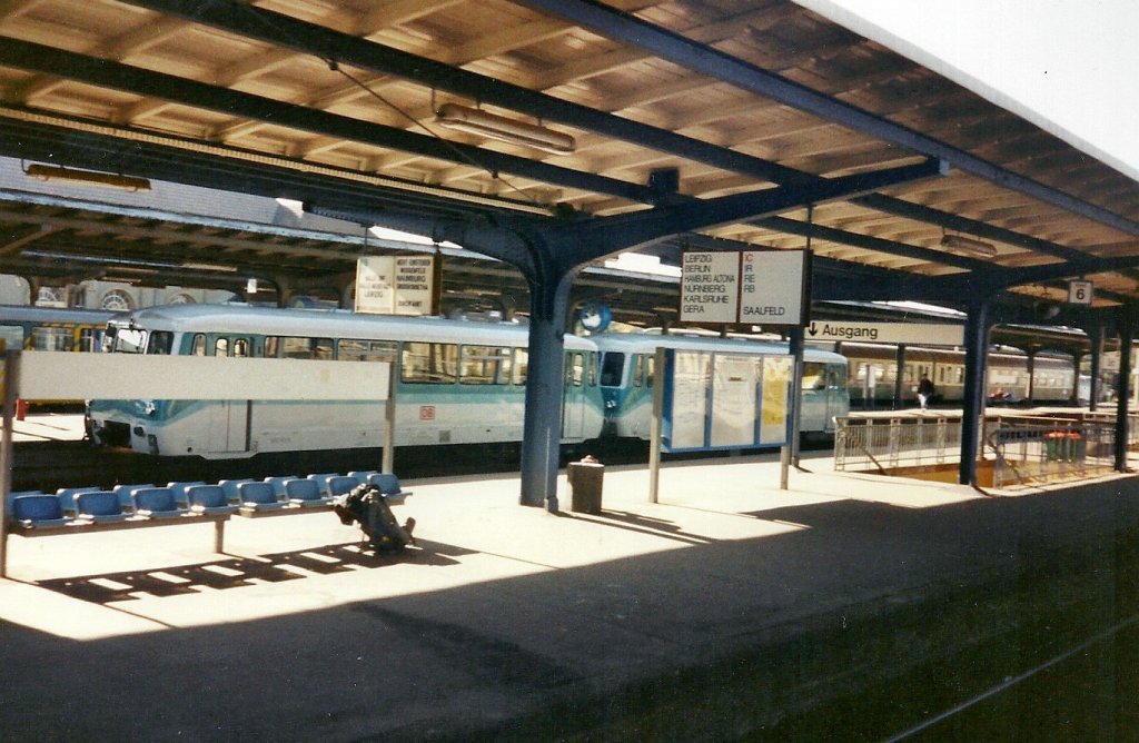 Der Bahnsteig 6 in Zeitz im Oktober 1999. Beachtung sollte auch der Zugzielanzeiger finden. Zeitz war noch bis 31.05.1997 IC Station. Laut Kursbuch 1996/1997 hielt in Zeitz der IC 706  Caroline Neuber  von Gera Hbf nach Hamburg-Altona. (Foto: Mike Schulz)