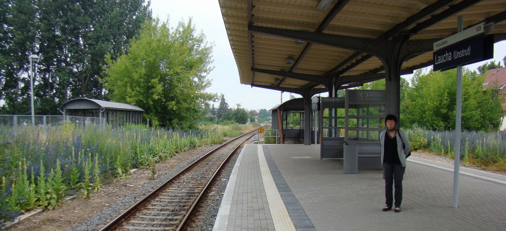 Der Bahnsteig am 06.07.2013 in Laucha. Den Anblick vom  Blumenschmuck  rings um, bekommen die Reisenden gratis beim warten auf ihren Zug dazu. (Foto: G�nther G�bel)
