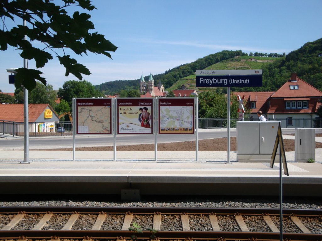 Der Bahnsteig mit den neue Infotafeln und der neuen Bus-Bahn-Schnittstelle am Hp Freyburg; 26.07.2013 (Foto: G�nther G�bel)