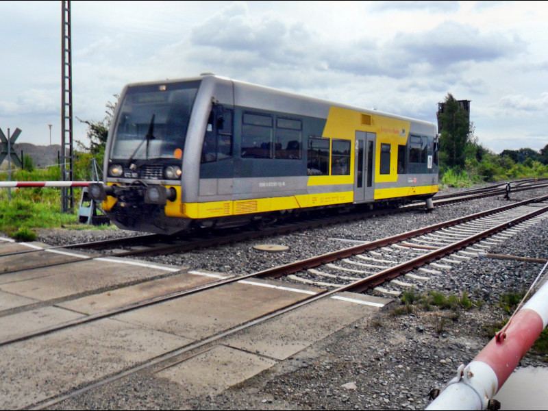 Der Bahn�bergang am ehemaligen Betonwerk in Teuchern. RB 34710 (Zeitz - Wei�enfels) gefahren von 672 901 der Burgenlandbahn passiert kurz nach Abfahrt in Teuchen den B�; 19.07.2012 