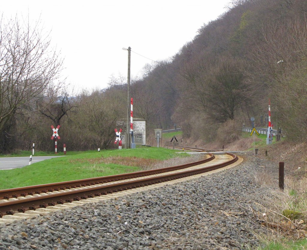 Der Bahn�bergang am Hohn zwischen Laucha und Balgst�dt; 05.04.2010