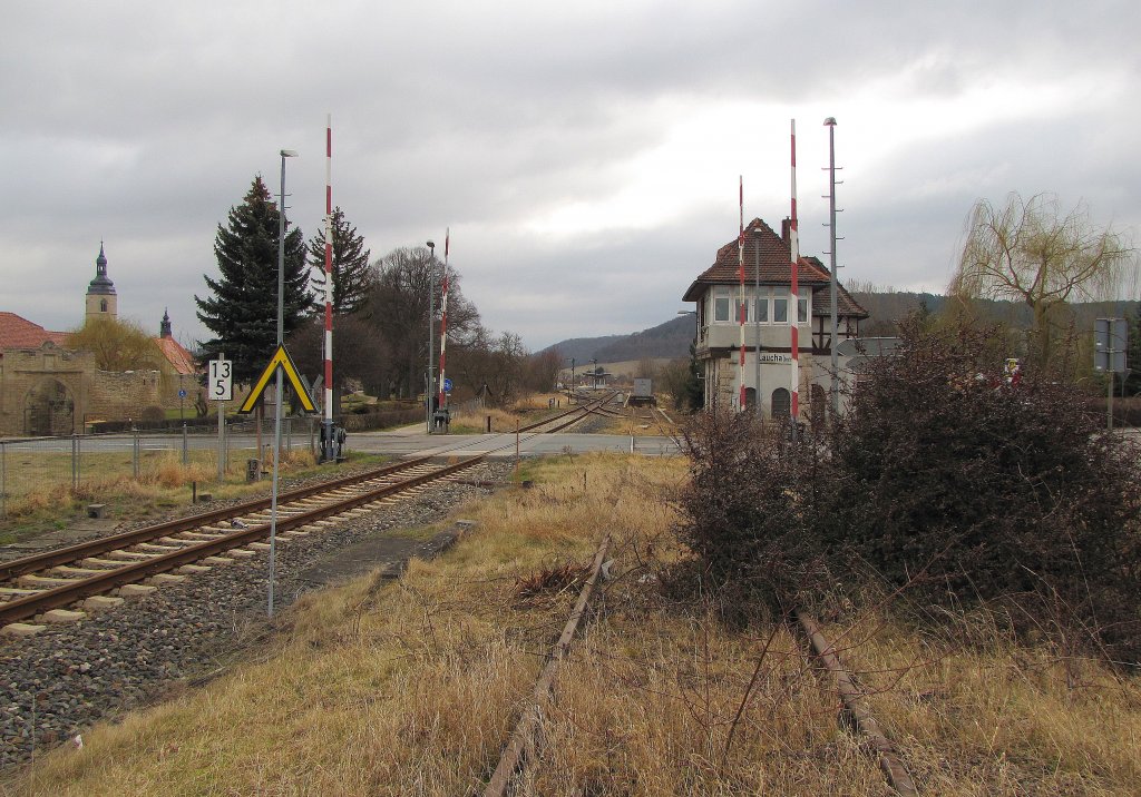 Der Bahn�bergang der B176 und das Stellwerk Lw in Laucha. Das ehemalige Finnebahngleis ist schon fast zugewachsen; 12.03.2012