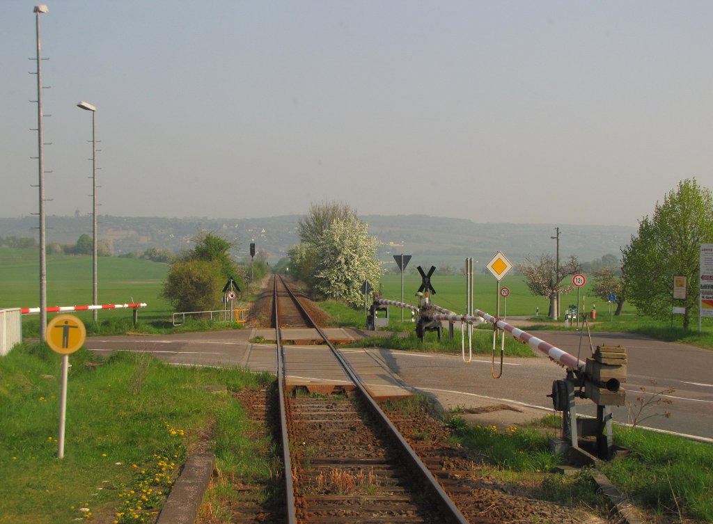 Der Bahn�bergang Kleinjena. Durch seine 4 Schranken stellt er eine Besonderheit an der Unstrutbahn dar. Er sichert sowohl die B180 als auch die Landstra�e nach Gro�jena; 21.04.2011