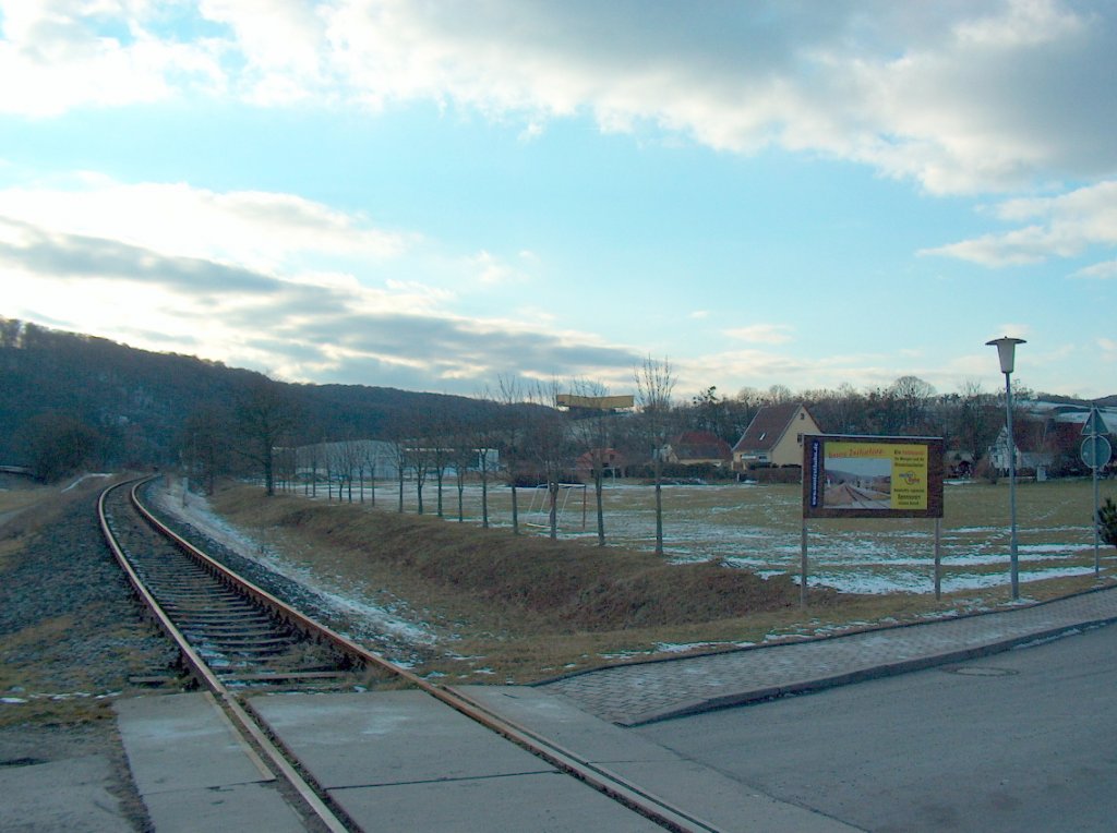 Der Bahn�bergang in Wangen. Im Hintergrund erkennt man die  Arche Nebra ; 18.02.2009