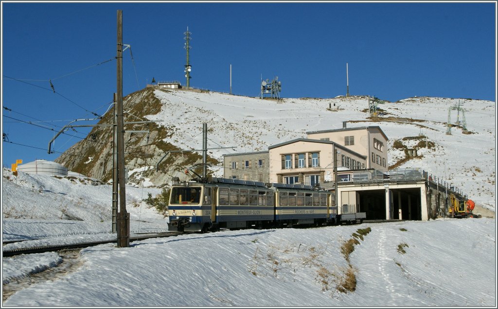 Der Be 4/8 304 verlsst den Gipflebahnhof Rochers de Naye. 
12.10.2011