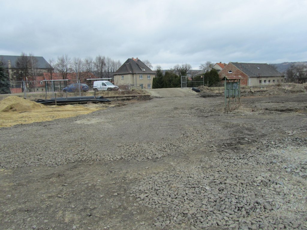 Der Bereich der fr�heren Rangier- und G�tergleise im Bf Laucha. Am 12.03.2012 wurde hier an der neuen Schnittstelle zwischen Bus und Bahn gearbeitet. (Foto: Dieter Thomas)
