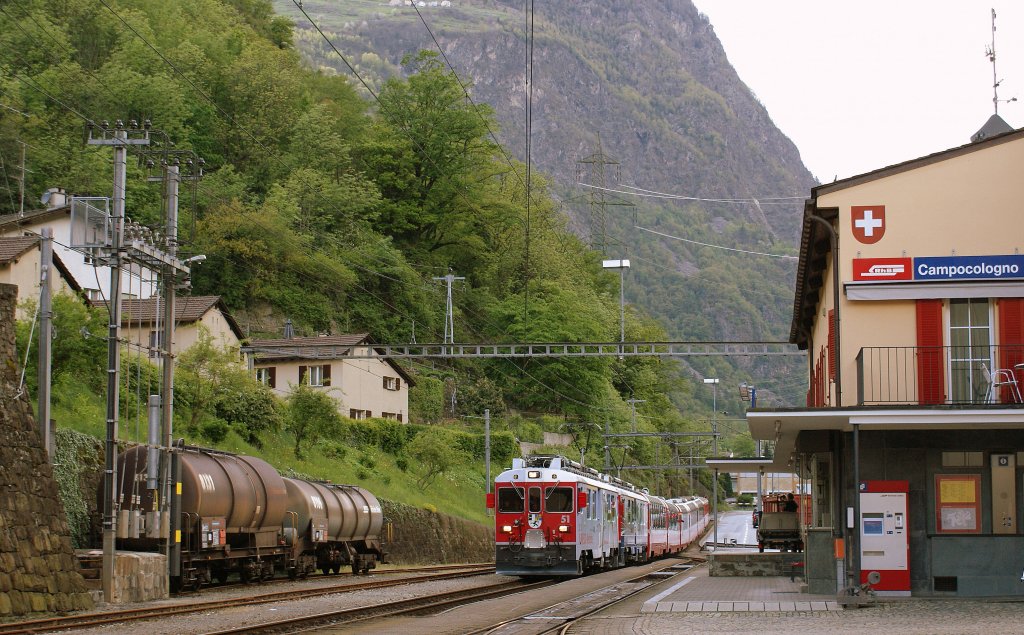 Der Bernina Express trifft in Campocologno ein. 
8. Mai 2010