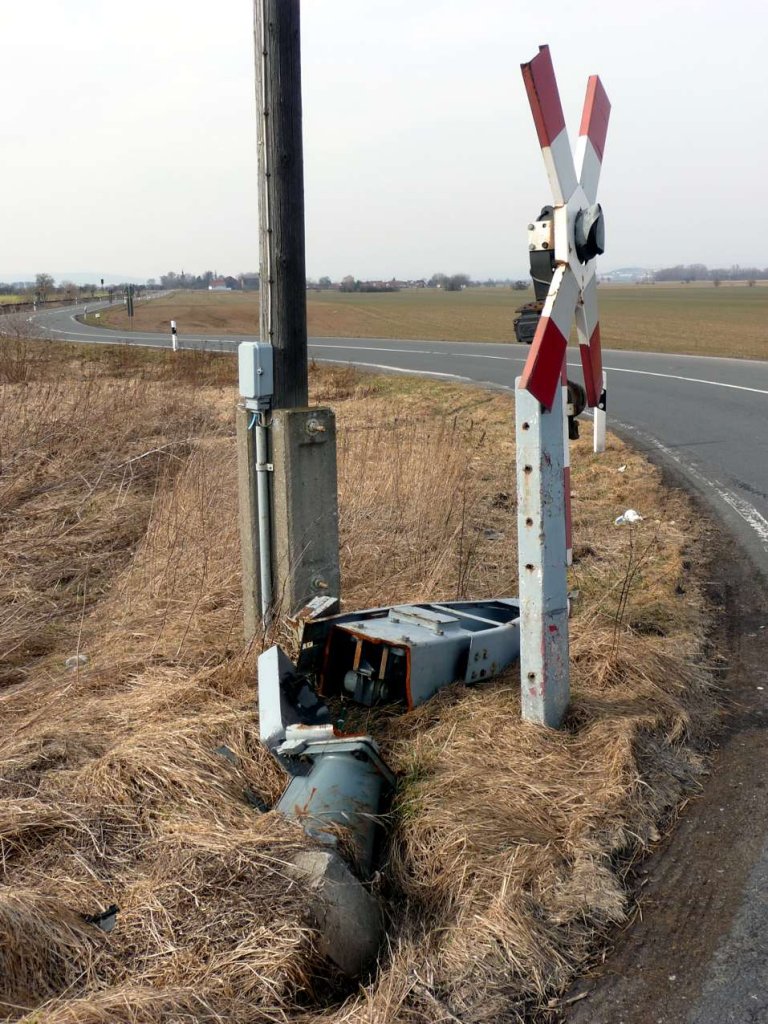 Der besch�digte Bahn�bergang zwischen Donndorf und Nausitz am 12.03.2011. (Foto: Klaus Pollm�cher)