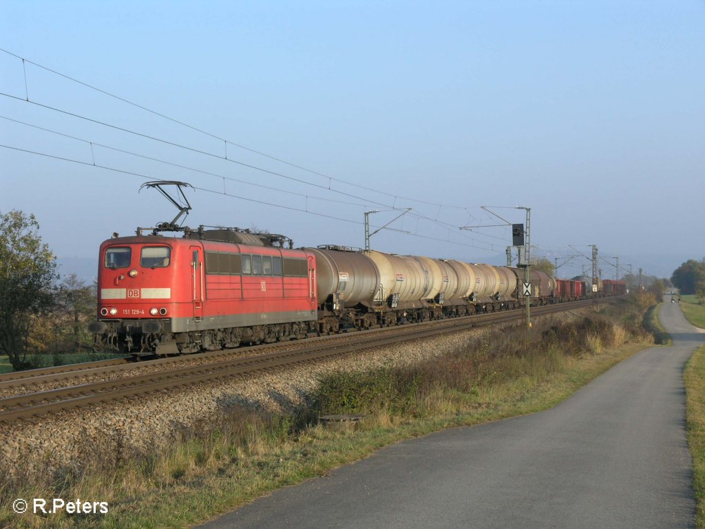 Der Block ist freu udn 151 129-4 beschleunigt wieder mit ihrem gemischten Gterzug. 25.10.08