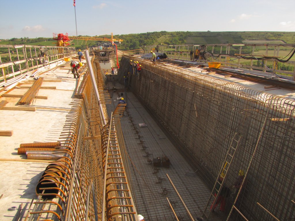 Der Br�ckenvortrieb auf der Unstruttalbr�cke bei Karsdorf mit Blick in Richtung Osterbergtunnel; 15.09.2011