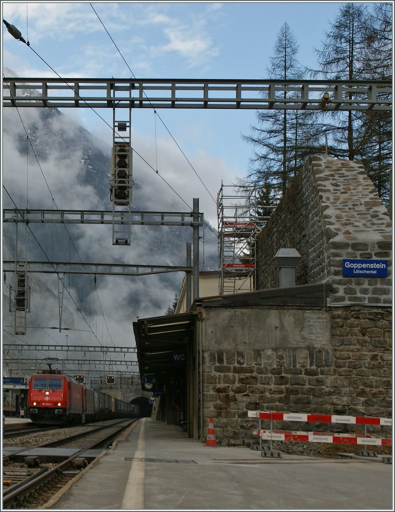 Der Crosssrail Zug erreicht Goppenstein. 
4. Mai 2013