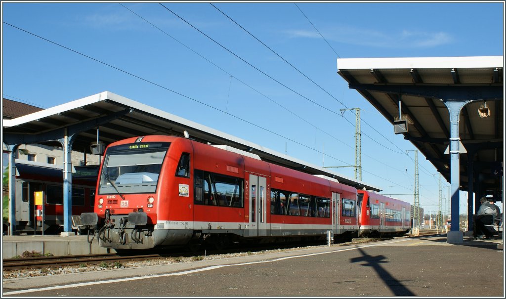 Der DB 650 112-6 mit einem Schwester 650 Triebwagen in Aalen am 14. Nov. 2010. 