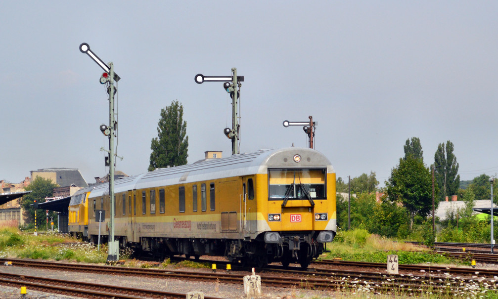 Der DB Netz Fahrwegmesszug RAILab 2 wird von 218 477-8 am 24.07.2013 aus dem Zeitzer Bahnhof geschoben. Als NbZ 91901 geht es �ber Leipzig nach J�terbog.