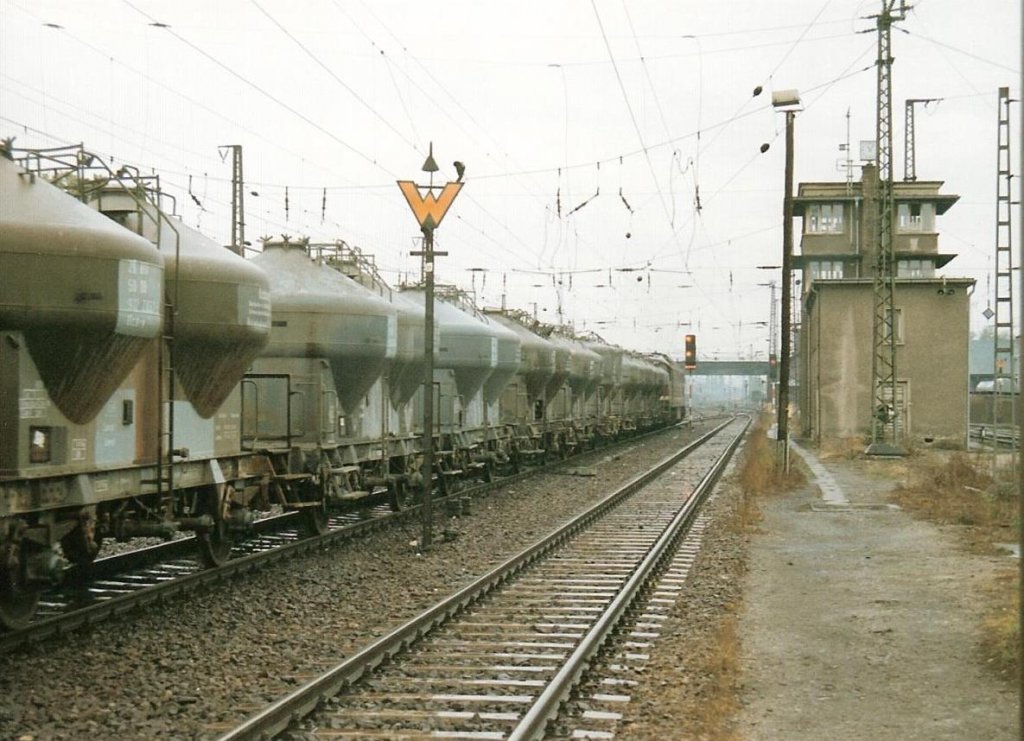 Der Dgs 56965 von Karsdorf nach G�schwitz, gezogen von DB 231 011-8, bei der Ausfahrt in Naumburg Hbf; 02.11.1991 (Foto: Wolfgang Schink)