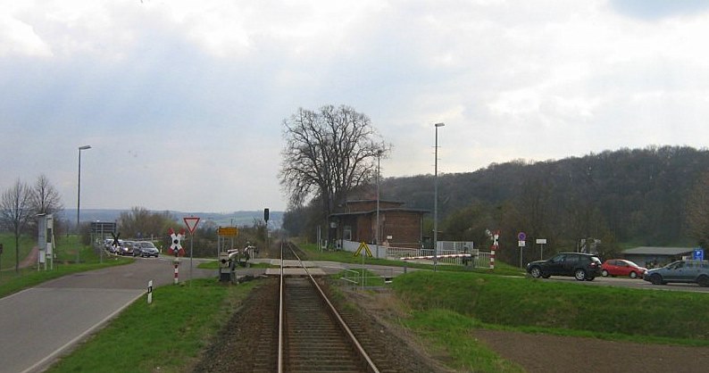 Der durch den Abzweig nach Gro�jena mit 4 Schranken gesicherte Bahn�bergang in Kleinjena; 05.04.2010 (Foto: Thomas Menzel)