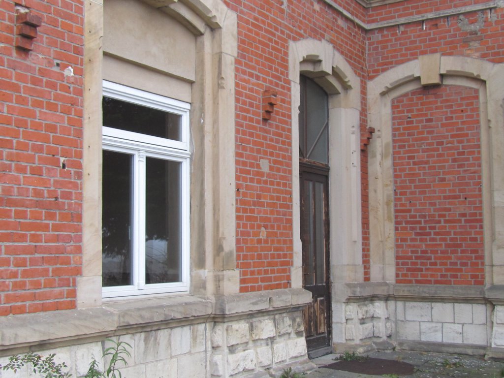 Der ehemalige Eingang zum fr�heren Wartesaal und der Fahrkartenausgabe im Bf Laucha; 15.11.2011 (Foto: Dieter Thomas)