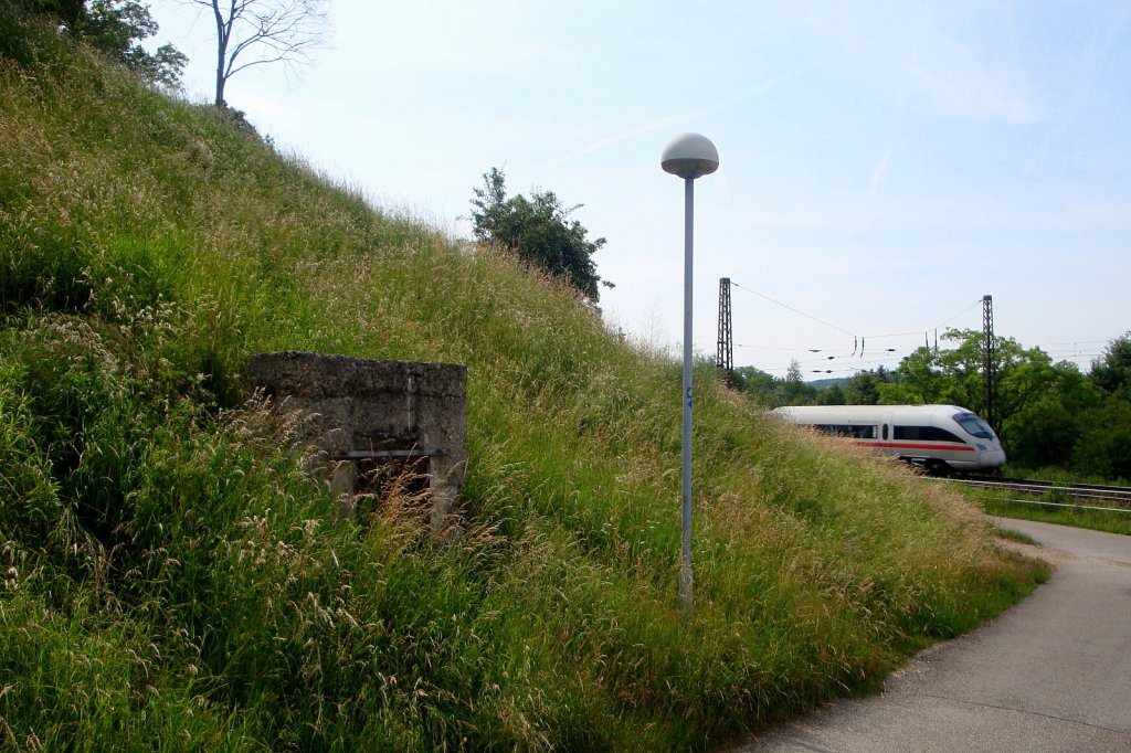 Der Eingang zum ehemaligen Luftschutzbunker in Naumburg Hbf; 15.06.2011 (Foto: G�nther G�bel)