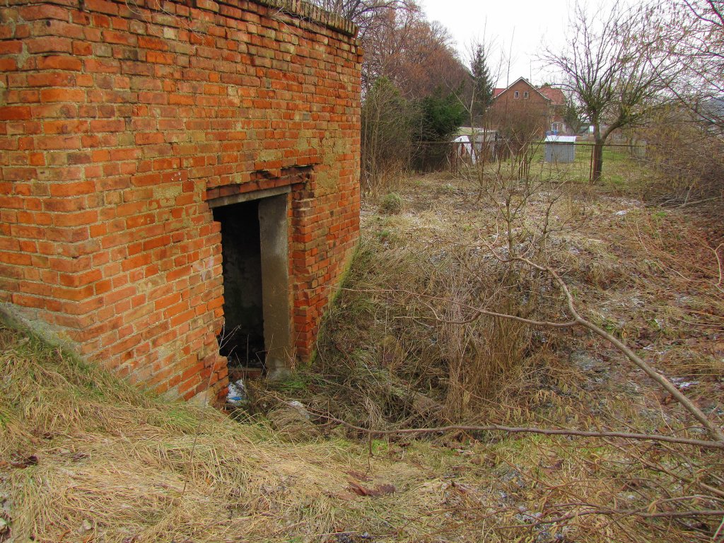 Der Eingang zum ehemaligen �lkeller im Bf Laucha (Unstrut); 28.01.2011