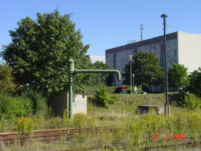 Der erfreulicherweise noch vorhandene Wasserkran im Bf Ro�leben; 09.09.2004 (Foto: Carsten Klinger)