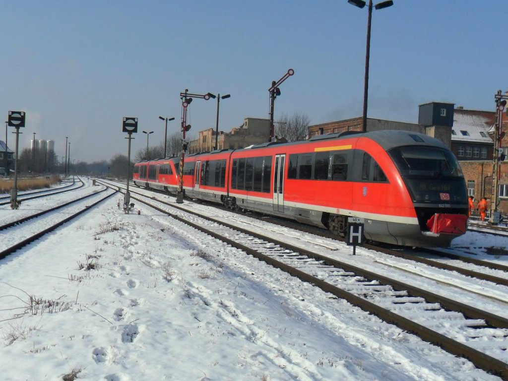 Der erste Schnee im Jahr 2012. Zwei DB VT 642 als RB nach Gera Hbf, bei der Ausfahrt in Zeitz; 03.02.2012