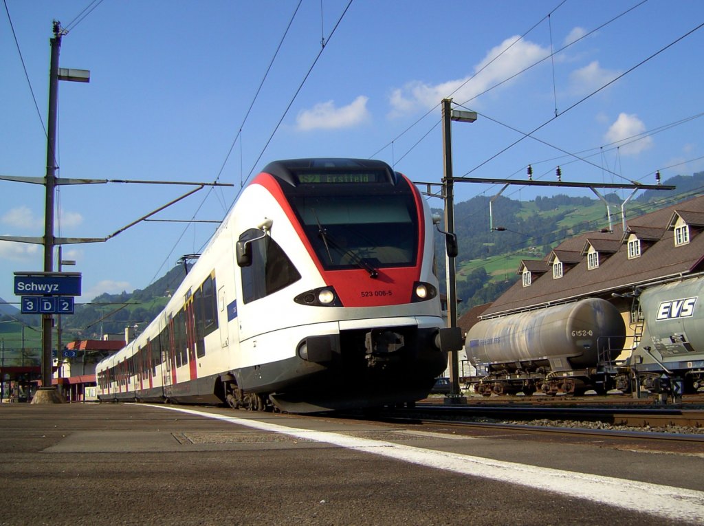 Der Flirt 523 006 am 27.08.2008 bei der Ausfahrt in Schwyz.