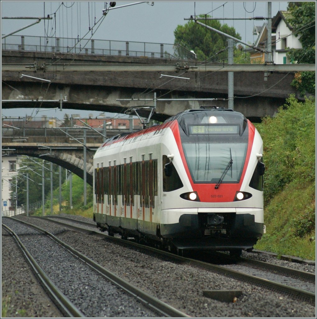 Der Flirt 523 021 erreicht La Tour de Peilz. 
5. August 2010