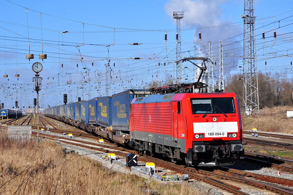 Der  Flying Dutchman  189 054 bespannte am 01.03.2013 den KT 42153(Rostock Seehafen-VeronaQ.E.).Hier in WRS am Stw B11.