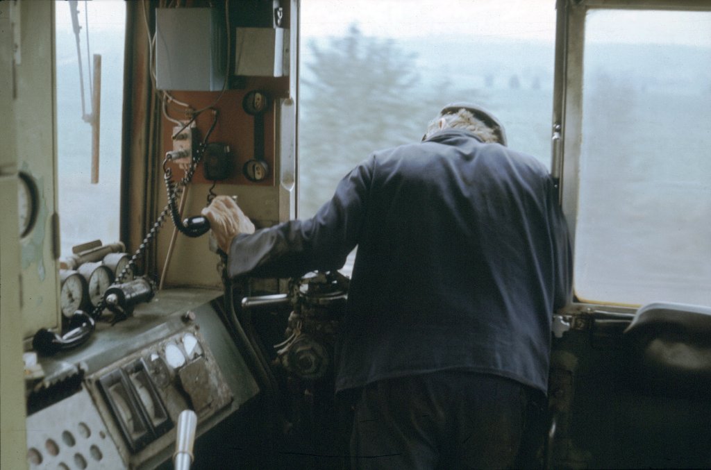 Der F�hrerstand der V75 013 im Zementwerk Karsdorf; 11.09.1988 (Foto: Klaus Pollm�cher)